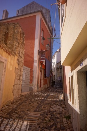 Lizbona -
jadna z wskich uliczek